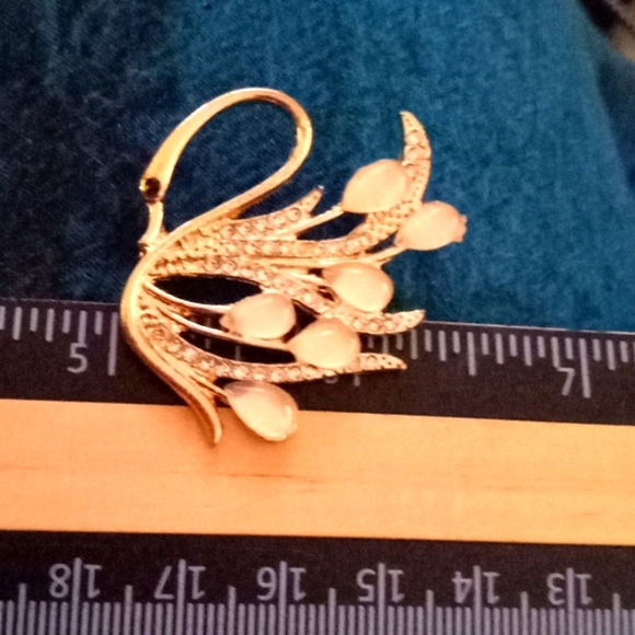 Elegant Gold Tone And White Accent Swan Brooch - Picture 4 of 5
